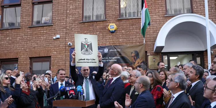 Palestine’s ambassador to the UK raises Palestinian flag at London embassy
Uploaded: Sep 22, 2025

Al-Jazeera