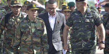 FILE - In this photo released by the Thai Royal Thai Army, Cambodian Chief of Army Mao Sophan, left, meets with Thailand Chief of Army Gen. Pana Claewplodtook, right, at a border checkpoint in Surin province, Thailand, May 29, 2025. (Thai Royal Thai Army via AP, file)