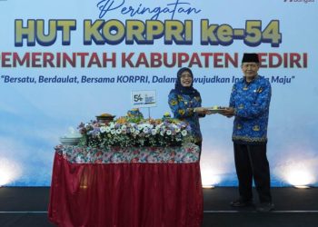 Pemerintah Kabupaten Kediri menggelar tasyakuran dan sarasehan dalam rangka Peringatan Hari Ulang Tahun ke-54 Korps Pegawai Republik Indonesia (KORPRI) di Convention Hall Simpang Lima Gumul (SLG), Senin (01/12/2025).