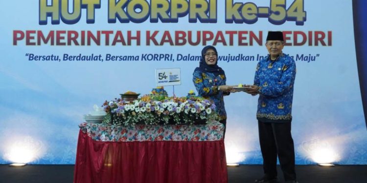 Pemerintah Kabupaten Kediri menggelar tasyakuran dan sarasehan dalam rangka Peringatan Hari Ulang Tahun ke-54 Korps Pegawai Republik Indonesia (KORPRI) di Convention Hall Simpang Lima Gumul (SLG), Senin (01/12/2025).